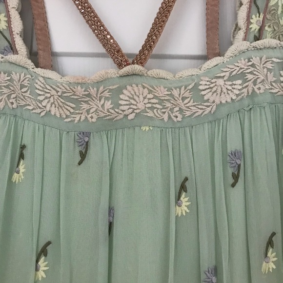Vintage dress with embroidered flowers - Picture 3 of 5